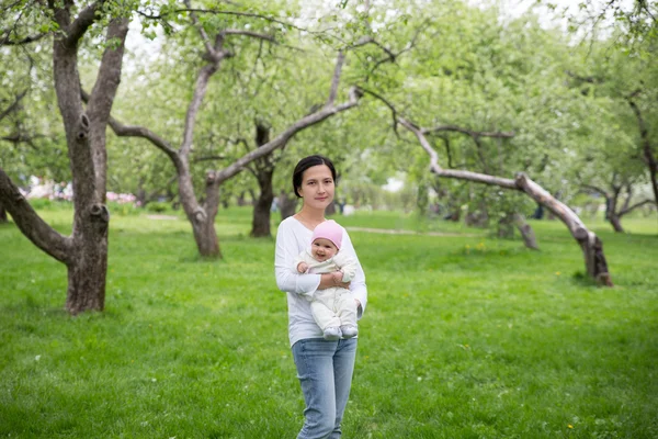Mother and daughter under tree. Soft focus — Stock Photo, Image