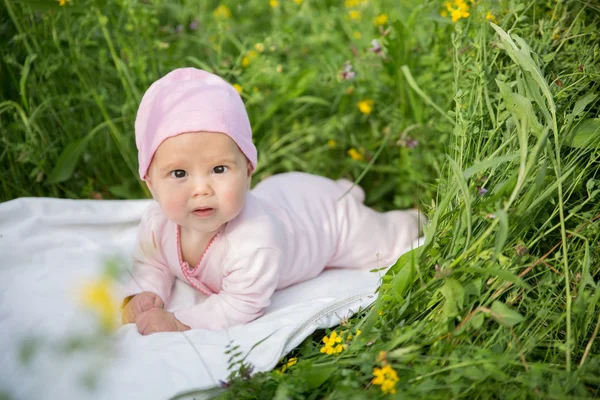 Babymädchen kriecht auf dem Gras — Stockfoto