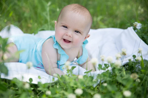 Baby Mädchen kriecht auf dem Gras. Selektive Fokussierung ihrer Augen. — Stockfoto