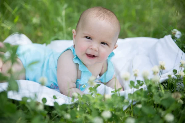 Baby Mädchen kriecht auf dem Gras. Selektive Fokussierung ihrer Augen. — Stockfoto