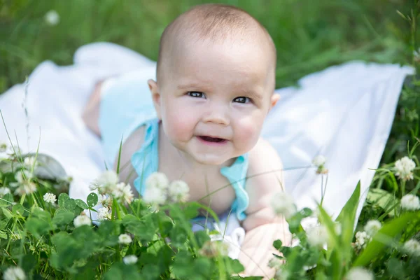 Baby Mädchen kriecht auf dem Gras. Selektive Fokussierung ihrer Augen. — Stockfoto