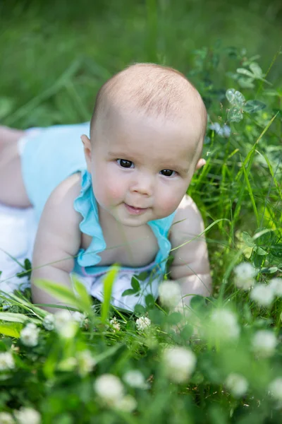 Baby Mädchen kriecht auf dem Gras. Selektive Fokussierung ihrer Augen. — Stockfoto