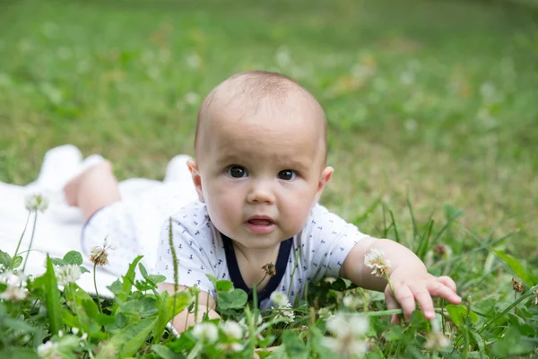 Baby Mädchen kriecht auf dem Gras. Selektive Fokussierung ihrer Augen. — Stockfoto