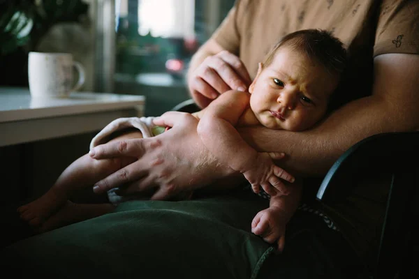 Lieve baby pasgeboren slapen op vader handen — Stockfoto