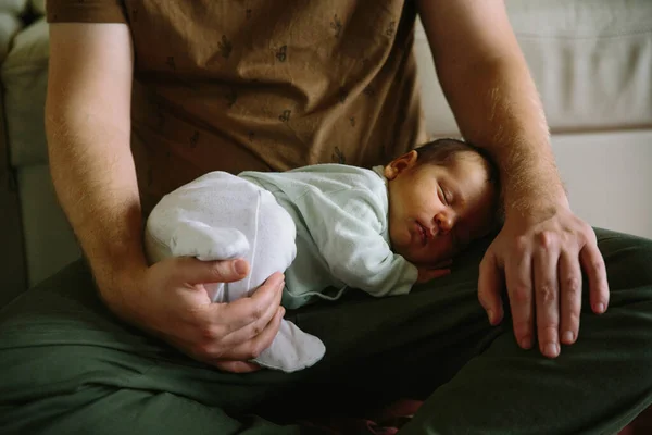 Lieve baby pasgeboren slapen op vader handen — Stockfoto