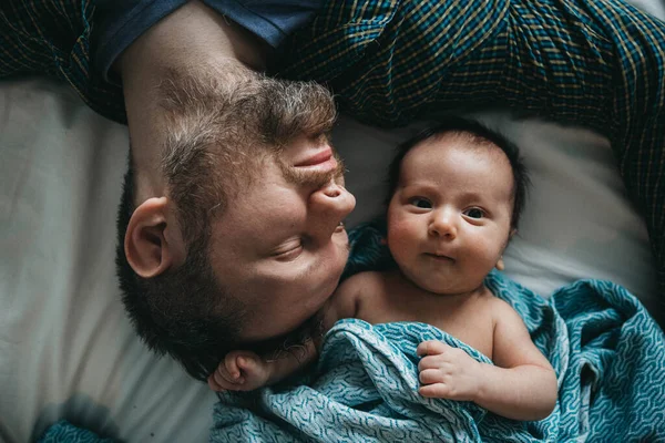 Baby with father rest on bed. Co-sleeping — Stock Photo, Image