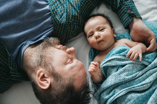 Baby with father rest on bed. Co-sleeping — Stock Photo, Image