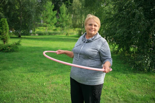 Mujer mayor jugando con su aro — Foto de Stock