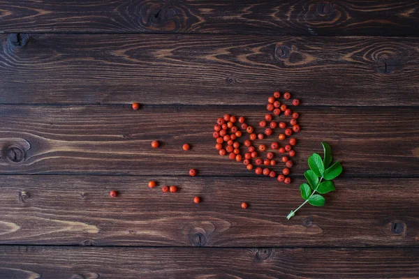 Cuore fatto di ashberry al tavolo texture in legno — Foto Stock