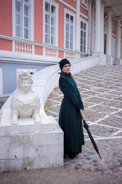 Portret kobiety całkiem w vintage odzież jesień — Zdjęcie stockowe