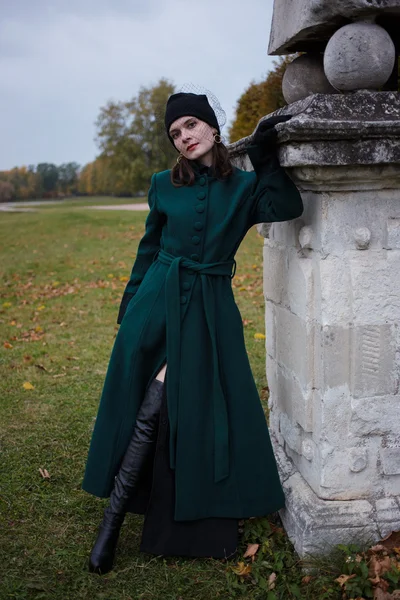 Meisje in vintage groene jas in het park — Stockfoto
