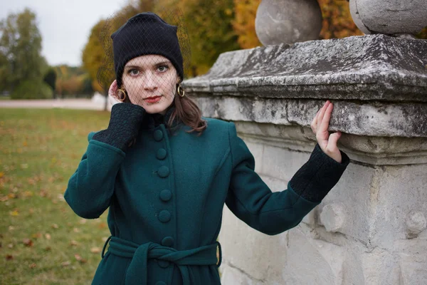 Hermosa mujer de estilo vintage en otoño parque o fincas rurales —  Fotos de Stock