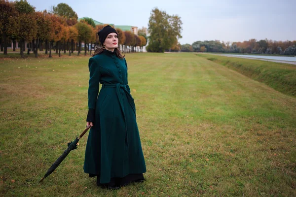 美丽的复古风格女人着把伞在秋天的公园 — 图库照片