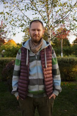 Kazak ve kot huş Park yakınındaki kalan genç adam