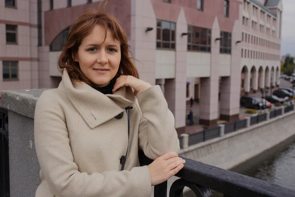 Портрет молодой женщины в Москве, Россия. Современные здания на заднем плане — стоковое фото