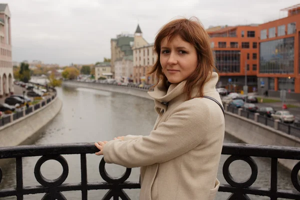 Kvinnan turist står på bron i Moskva Ryssland — Stockfoto