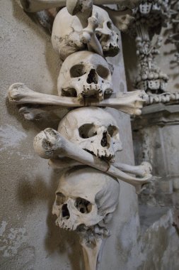 Kafatasları ve kemikleri iç Kostnice Sedlec aldığı (Kutna Hora, Çek Cumhuriyeti)