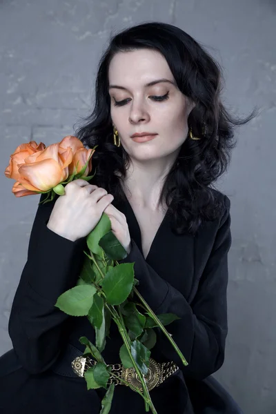 Elegante hermosa mujer joven con rosas naranjas — Foto de Stock