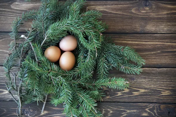 Easter egg in het nest op rustieke houten achtergrond — Stockfoto