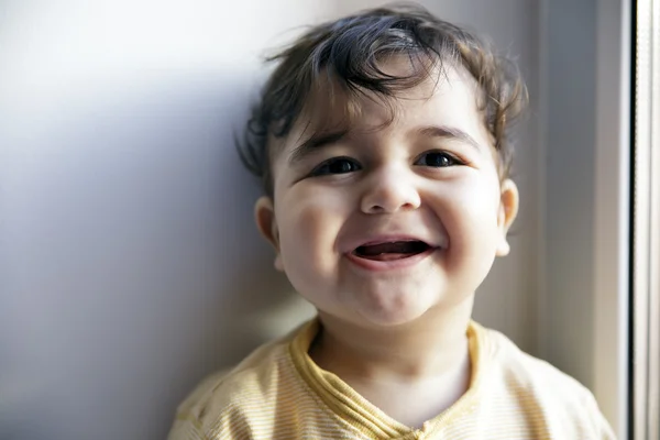 Charmant bébé garçon de 8 mois regardant joyeux et rire — Photo