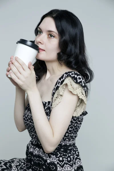 Kaffepaus med stor vit kopp. Vacker kvinna isolerad på grå bakgrund studio porträtt — Stockfoto