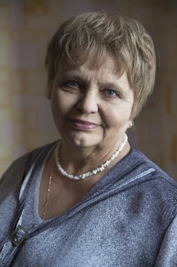 Güzel zarif yaşlı kadın evde