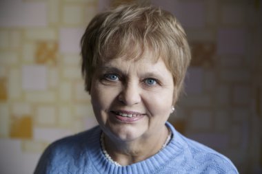 Güzel zarif yaşlı kadın evde