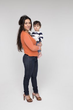 Mutlu esmer annesiz bir çocuk beyaz bir arka planda Studio ile görüntü