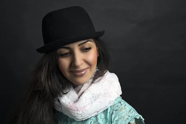 Красивая армянская девушка в шляпе позирует в студии — стоковое фото