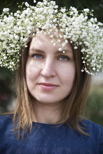 Těsných up letní portrét krásnou dívku s věnec gipsofil — Stock fotografie