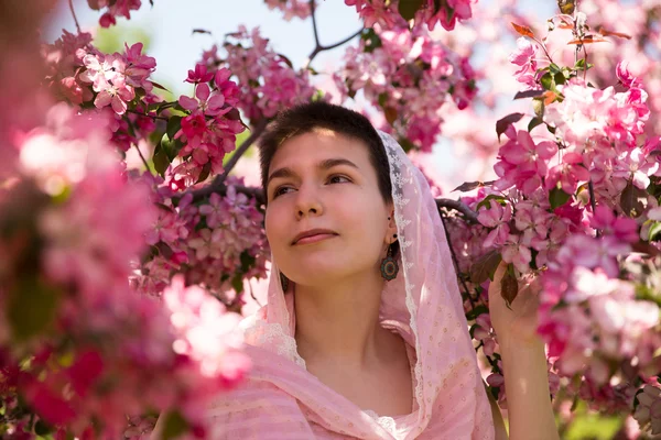 Menina modelo de beleza em lenço de cabeça com flores rosa — Fotografia de Stock