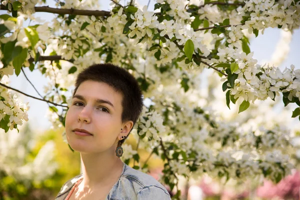 Skönhet modell flicka med vita blommor på sommaren — Stockfoto