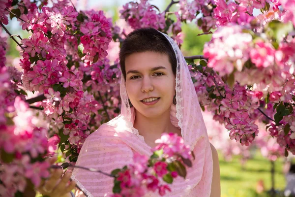 Menina modelo de beleza usando contas sob flores lilás no verão — Fotografia de Stock