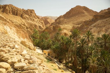 Dağ yolu Tunus Sahara Çölünde