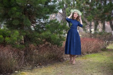 güzel kız mavi elbise giyen bir çelenk