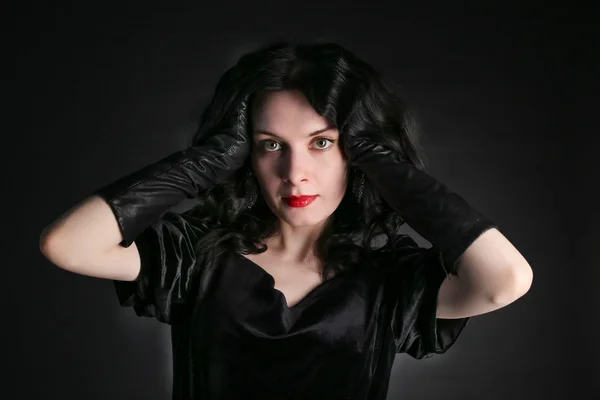 Vackra trendig tjej med fashionabla makeup bär en svart klänning — Stockfoto