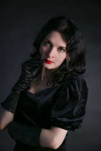 Vackra trendig tjej med fashionabla makeup bär en svart klänning — Stockfoto