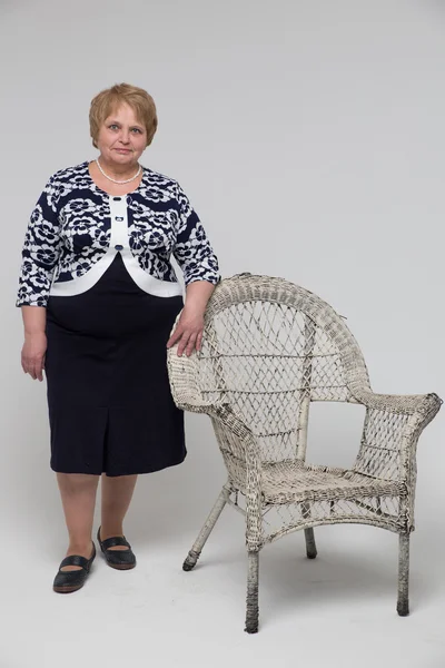 Senior kvinna bor nära Chair — Stockfoto