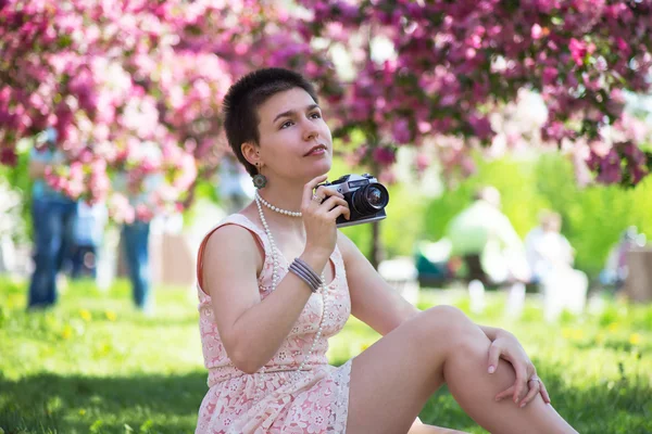 Chica de belleza en el parque de verano tomando pucturas —  Fotos de Stock