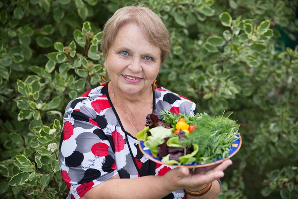 Feliz pensionista mujer con verduras en dacha — Foto de Stock