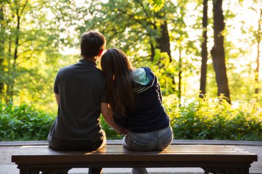 Mutlu çift yaz Park'ta aşık