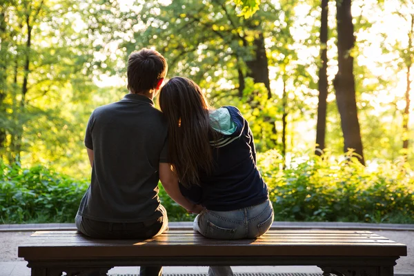 Gelukkige paar in liefde op het zomer park Stockfoto