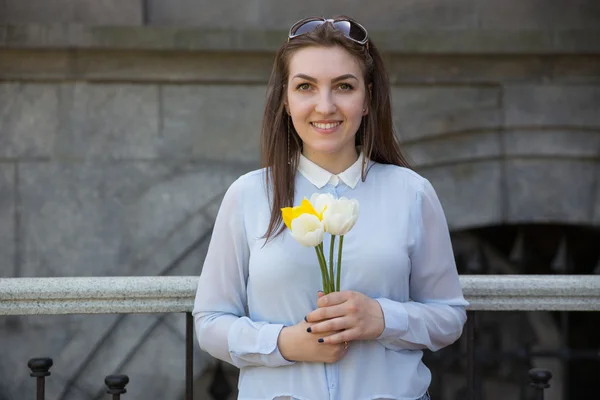 Menina estudante com flores no dia de verão — Fotografia de Stock