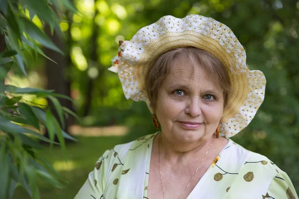 Feliz pensionista senior en sombrero divirtiéndose al aire libre — Foto de Stock