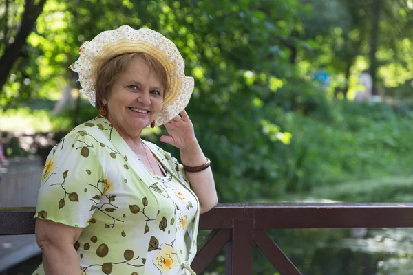 Happy senior pensioner in hat having fun outdoors — Stock Photo, Image