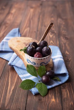 Ahşap masa peçeteye ile Erik