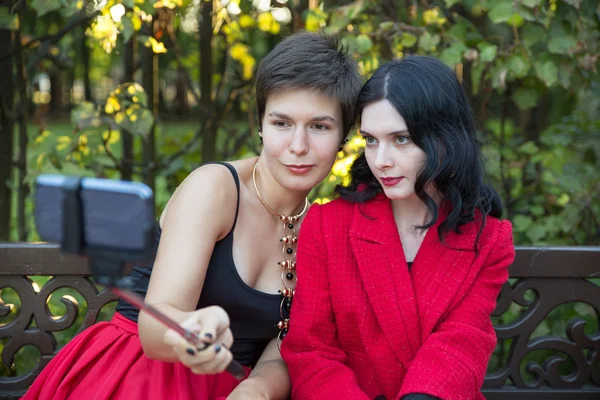 Dos mujeres tomando selfie por teléfono con monopod — Foto de Stock