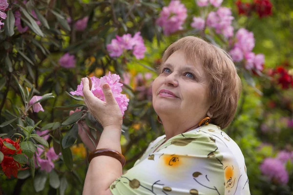 Συνταξιούχος γυναίκα στον κήπο — Φωτογραφία Αρχείου