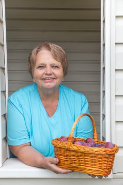 Sepet Erik gülümseyen kadın pencerede gösterir