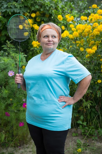 Deportiva pensionista mujer con raqueta — Foto de Stock